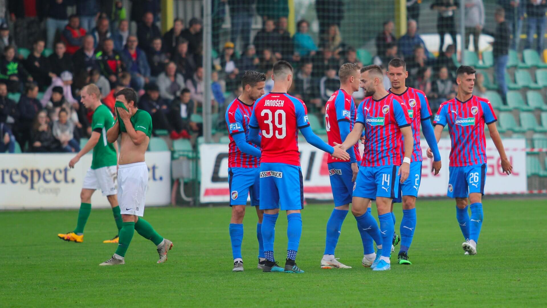 Đội khách Plzen gặp khó khăn