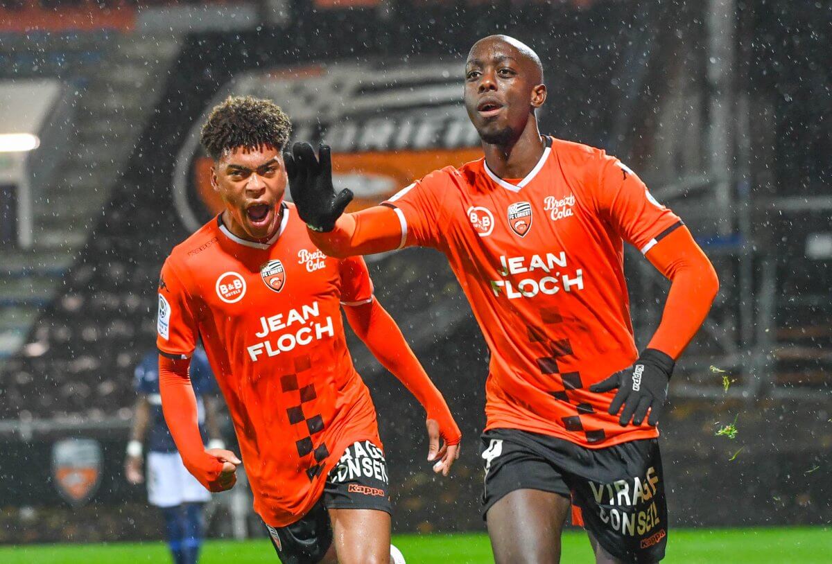Các cầu thủ Lorient gặp khó trước đội khách Lens